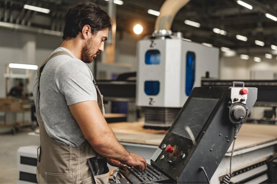 بررسی ظاهری دستگاه CNC